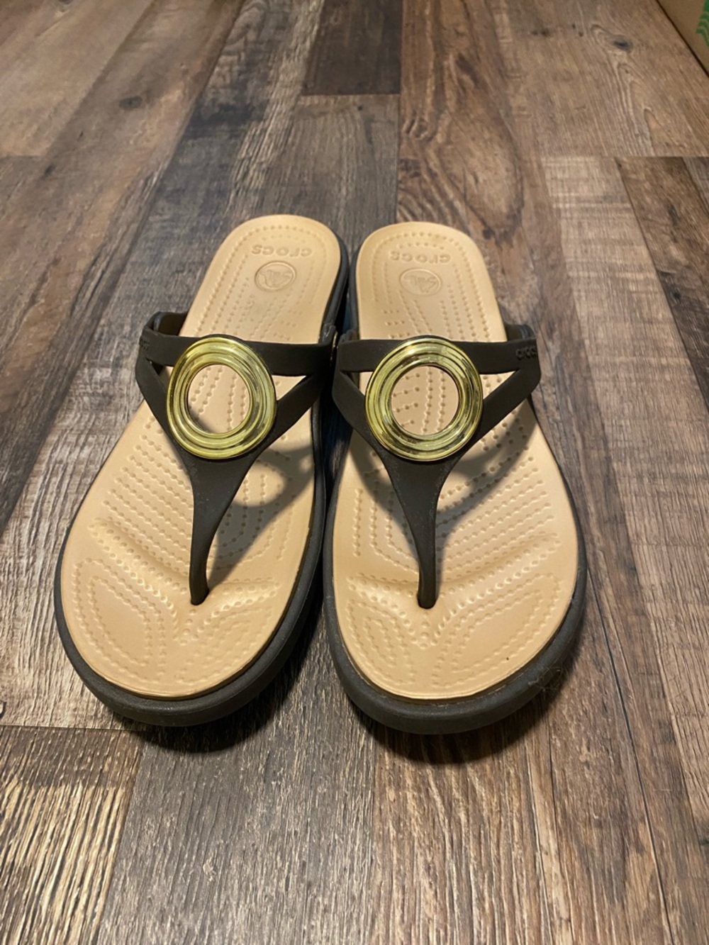CROCS Women's Beige Footbed Black Thong Sandals with Gold Ring